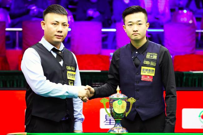 他几乎观看 他几乎观看